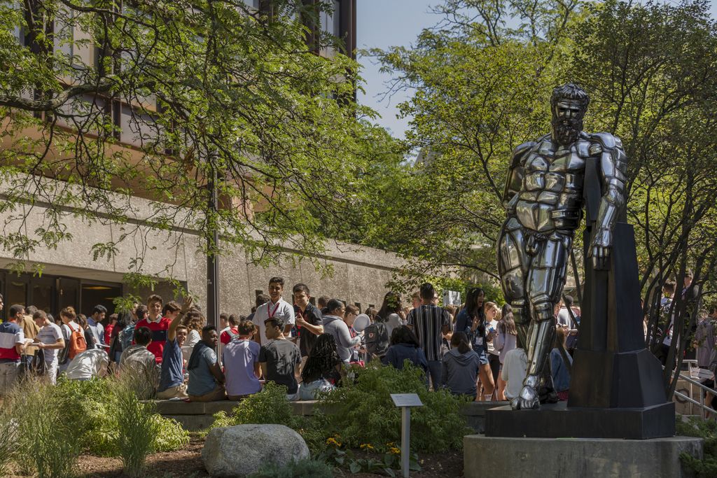 Pizza on the Plaza Our newest #CornellBusiness students and Ambassadors got to know one another over lunch #CornellSHA #CornellWelcome