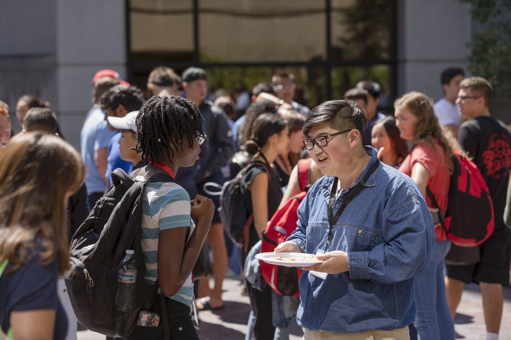 Pizza on the Plaza Our newest #CornellBusiness students and Ambassadors got to know one another over lunch #CornellSHA #CornellWelcome